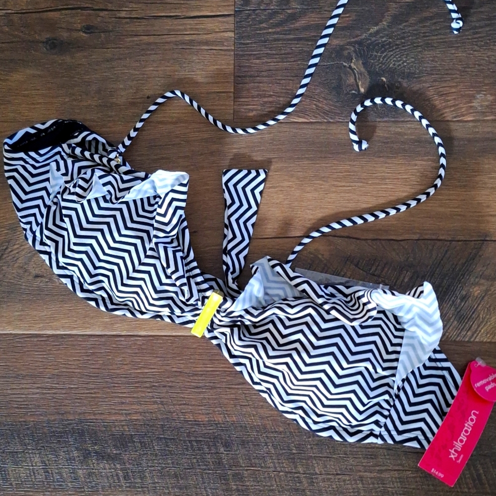 NWT XL Black and White Halter/Tie Back Ruffle Bikini Top with Pendant